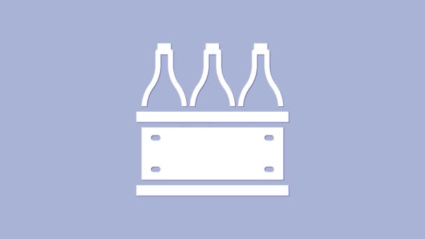 Mor arka planda izole edilmiş ahşap bir kutuda beyaz şarap şişeleri. Tahta bir sandıkta şarap şişeleri. 4K Video hareketli grafik canlandırması — Stok video