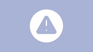 Mor arkaplanda izole edilmiş üçgen ikonunda beyaz ünlem işareti. Tehlike uyarısı, dikkat, dikkat, tehlike uyarısı önemli. 4K Video hareketli grafik canlandırması