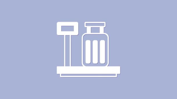 Weiße Waage mit Koffersymbol auf violettem Hintergrund. Logistik und Lieferung. Gewicht der Lieferung Paket auf einer Waage. 4K Video Motion Grafik Animation — Stockvideo