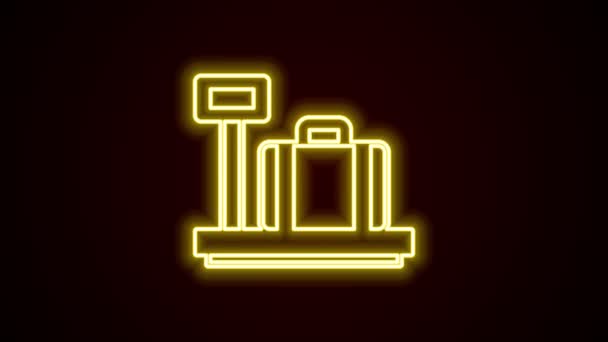 Linha de néon brilhante Escala com ícone de mala isolada em fundo preto. Logística e entrega. Peso do pacote de entrega em uma balança. Animação gráfica em movimento de vídeo 4K — Vídeo de Stock