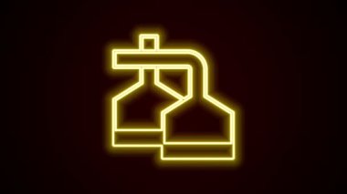 Siyah zemin üzerinde izole edilmiş bira imalathanesi ikonunda parlayan neon hattı geleneksel demleme gemileri. Bira demleme işlemi. Damıtma tesisi, bira fabrikası. 4K Video hareketli grafik canlandırması