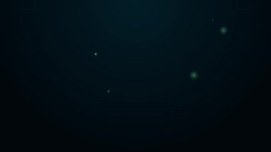 Siyah zemin üzerinde izole edilmiş bira imalathanesi ikonunda parlayan neon hattı geleneksel demleme gemileri. Bira demleme işlemi. Damıtma tesisi, bira fabrikası. 4K Video hareketli grafik canlandırması