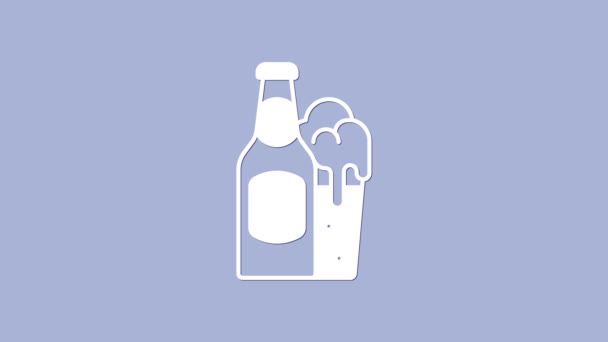 紫色の背景に分離された白ビールボトルとガラスのアイコン。アルコール飲料のシンボル。4Kビデオモーショングラフィックアニメーション — ストック動画