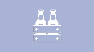 Mor arka planda izole edilmiş beyaz bira şişesi ikonu paketi. Tahta kutu ve bira şişeleri. Kutu bira kutusu tabelası. 4K Video hareketli grafik canlandırması