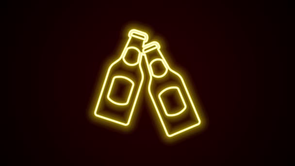 Brillante línea de neón icono de la botella de cerveza aislado sobre fondo negro. Animación gráfica de vídeo 4K — Vídeo de stock