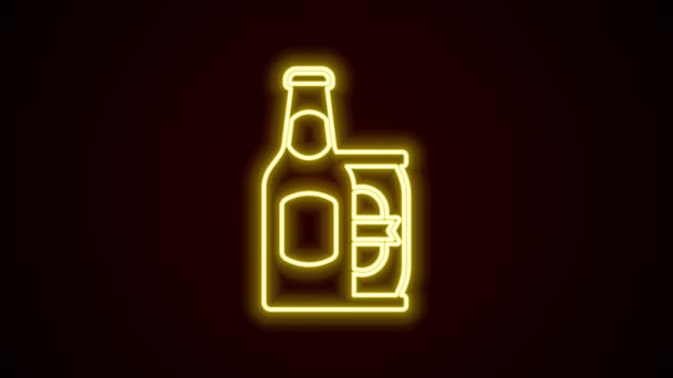 Brillante línea de neón botella de cerveza y cerveza puede icono aislado sobre fondo negro. Animación gráfica de vídeo 4K — Vídeo de stock