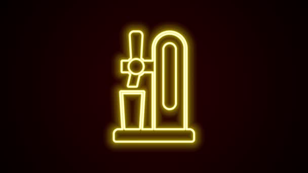 Linea neon incandescente Rubinetto per birra con icona in vetro isolata su sfondo nero. Animazione grafica 4K Video motion — Video Stock