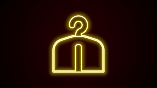 Gloeiende neon lijn Hanger garderobe pictogram geïsoleerd op zwarte achtergrond. Cloakroom icoon. Kleding service symbool. Wasserij hangerbord. 4K Video motion grafische animatie — Stockvideo