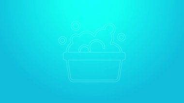 Mavi zemin üzerinde sabun köpüğü olan pembe çizgi plastik leğen. Sulu kase. Çamaşır yıkama, temizlik malzemeleri. 4K Video hareketli grafik canlandırması