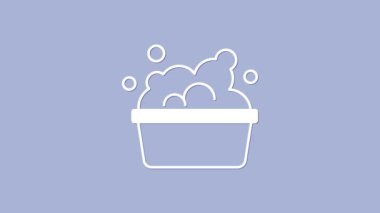 Mor zemin üzerinde sabun köpüğü simgesi olan beyaz plastik bir leğen. Sulu kase. Çamaşır yıkama, temizlik malzemeleri. 4K Video hareketli grafik canlandırması