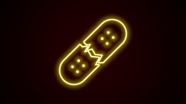 Zářící neonová čára Zlomený skateboard paluba ikona izolované na černém pozadí. Extrémní sport. Sportovní vybavení. Grafická animace pohybu videa 4K — Stock video