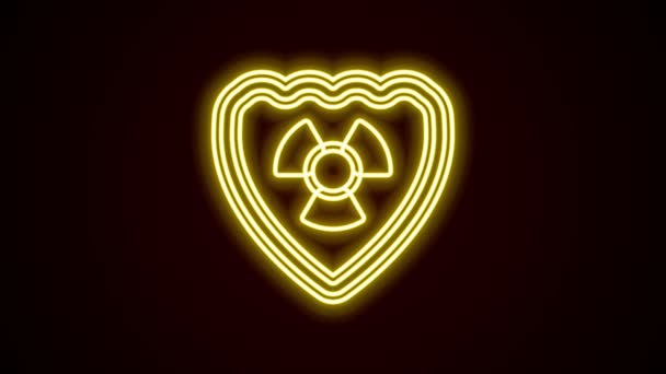 Glowing neon line Radioactive in shield icon isolated on black background. Simbol radioaktif beracun. Tanda bahaya radiasi. Animasi grafis gerak Video 4K — Stok Video