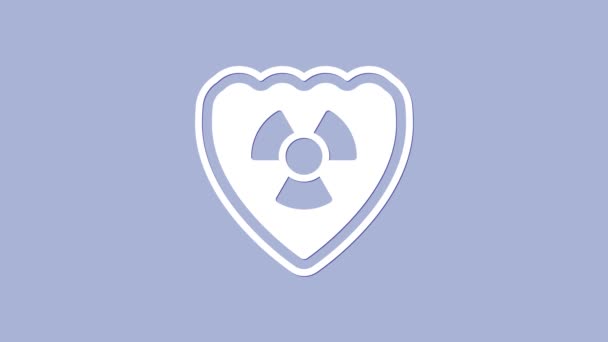 Blanco Radioactivo en el icono del escudo aislado sobre fondo púrpura. Símbolo tóxico radiactivo. Señal de peligro de radiación. Animación gráfica de vídeo 4K — Vídeos de Stock