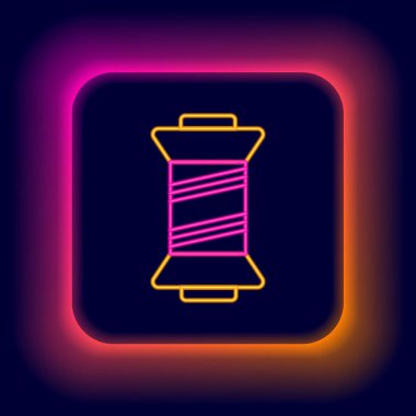 Parlayan neon çizgisi, siyah arkaplanda izole edilmiş makara simgesine iplik dikmek. İplik makarası. İplik kutusu. Renkli taslak konsepti. Vektör