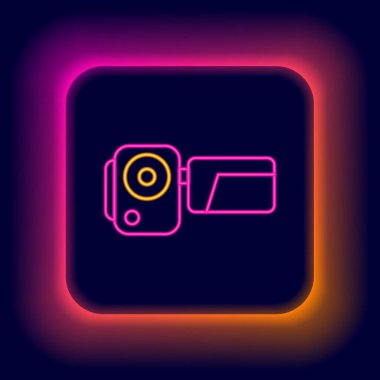 Parlayan neon hattı sinema kamerası simgesi siyah arkaplanda izole edildi. Video kamera. Film tabelası. Film projektörü. Renkli taslak konsepti. Vektör
