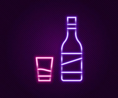 Siyah arka planda izole edilmiş cam ikonlu parlak neon hattı votka şişesi. Renkli taslak konsepti. Vektör