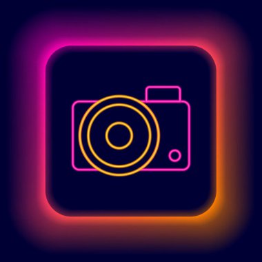 Parlayan neon hattı fotoğraf makinesi simgesi siyah arkaplanda izole edildi. Fotoğraf makinesi simgesi. Renkli taslak konsepti. Vektör