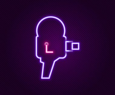 Parlayan neon hattı Retro sinema kamera ikonu siyah arkaplanda izole edildi. Video kamera. Film tabelası. Film projektörü. Renkli taslak konsepti. Vektör