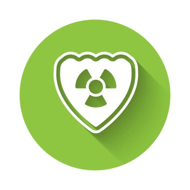 Kalkan simgesinde uzun gölgeli beyaz radyoaktif. Radyoaktif zehirli sembol. Radyasyon tehlikesi işareti. Yeşil daire düğmesi. Vektör