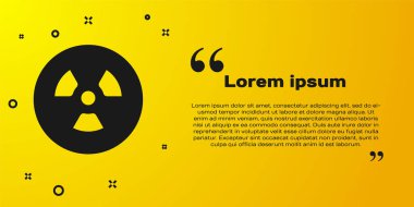 Sarı arkaplanda siyah radyoaktif simge izole edildi. Radyoaktif zehirli sembol. Radyasyon tehlikesi işareti. Vektör