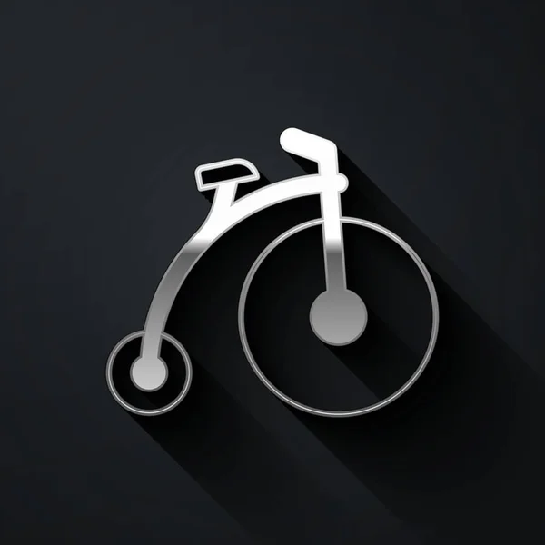 Срібний старовинний велосипед з одним великим колесом і невеликою іконою ізольовані на чорному тлі. Велосипедний знак громадського транспорту. Довгий стиль тіней. Векторні — стоковий вектор