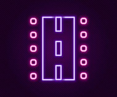 Kalkış için parlayan neon hat havaalanı pisti ve kara arka planda izole edilmiş hava araçları ikonu. Renkli taslak konsepti. Vektör