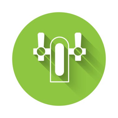 Beyaz bira tıklatma simgesi uzun gölge arkaplan izole. Yeşil daire düğmesi. Vektör