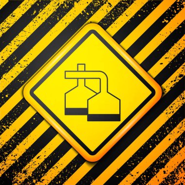 Sarı arka planda izole edilmiş bira imalatı ikonundaki siyah bira damarları. Bira demleme işlemi. Damıtma tesisi, bira fabrikası. Uyarı işareti. Vektör