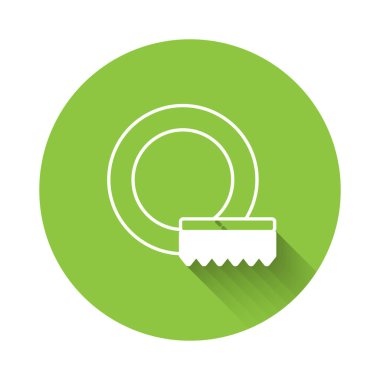 Beyaz Bulaşık Simgesi uzun gölge arkaplan izole. Bulaşık yıkama ikonu. Bulaşık makinesi tabelası. Masa takımı tabelası temiz. Yeşil daire düğmesi. Vektör