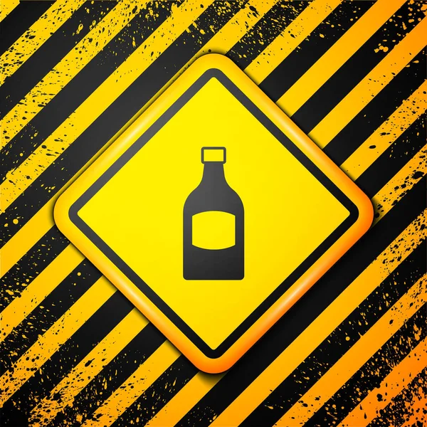 黄色の背景に隔離された黒ビールボトルのアイコン 警告サインだ ベクトル — ストックベクタ