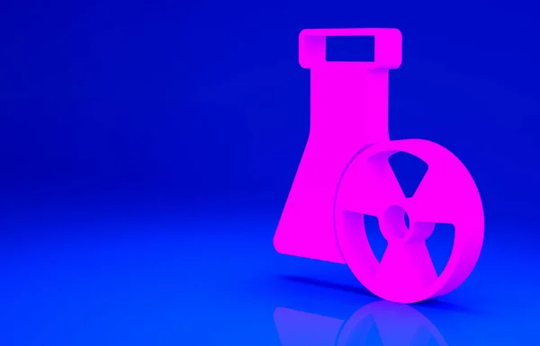 청색 배경에 독성 액체 아이콘 이 있는 분홍 실험실 화학 비커입니다. 생물학적 위험의 상징. 방사능 아이콘 이 있는 위험 한 상징이야. 미니멀리즘의 개념입니다. 3d 삽화 3D 렌더링 — 스톡 사진