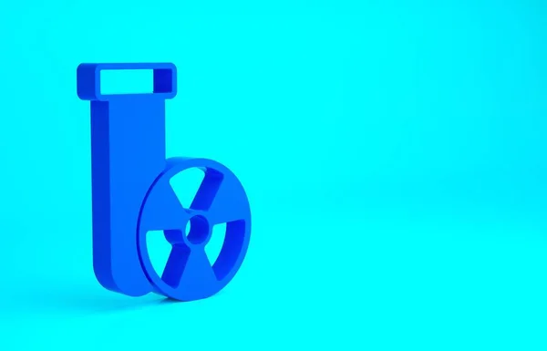 Синій лабораторний хімічний склянка з токсичною іконою рідини ізольовані на синьому фоні. Символ біогазу. Небезпечний символ з іконою випромінювання. Концепція мінімалізму. 3D ілюстрація 3D рендеринга — стокове фото