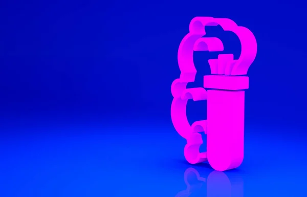 Experiência química cor-de-rosa, explosão no ícone do frasco isolado no fundo azul. Explosão química num tubo de ensaio. Conceito de minimalismo. 3D ilustração 3D render — Fotografia de Stock