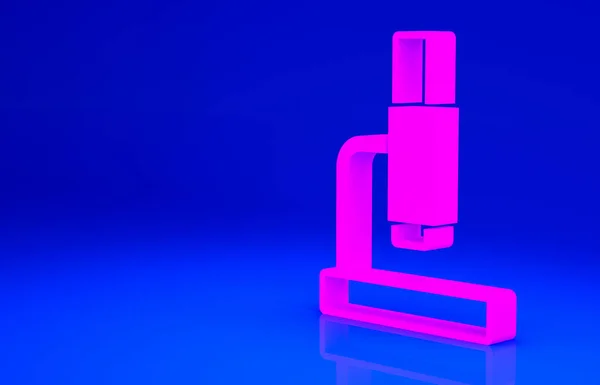 Pink Microscope icoon geïsoleerd op blauwe achtergrond. Chemie, farmaceutisch instrument, microbiologie vergrotende tool. Minimalisme concept. 3d illustratie 3D renderen — Stockfoto