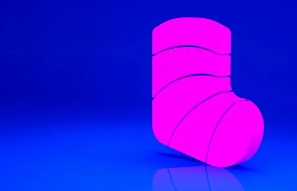 Rózsaszín gipsz öntött orvosi egészségügyi törött láb ikon elszigetelt kék alapon. Minimalizmus koncepció. 3d illusztráció 3D render — Stock Fotó