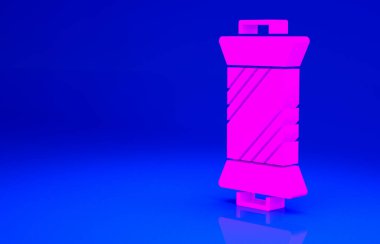 Mavi arkaplanda izole edilmiş makara simgesine pembe dikiş ipliği. İplik makarası. İplik kutusu. Minimalizm kavramı. 3d illüstrasyon 3B canlandırma
