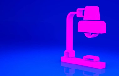 Mavi arkaplanda pembe masa lambası simgesi izole edildi. Minimalizm kavramı. 3d illüstrasyon 3B canlandırma