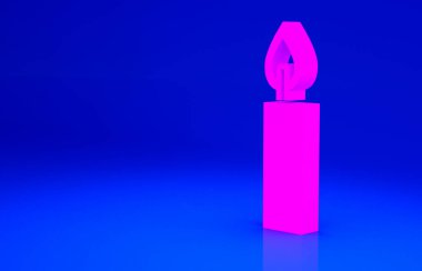 Mavi arkaplanda izole edilmiş pembe yanan mum simgesi. Silindirik mum çubuğu ve yanan ateş. Minimalizm kavramı. 3d illüstrasyon 3B canlandırma
