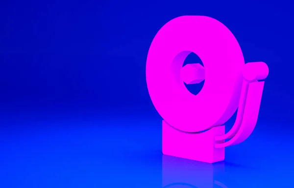 Pink Ringing alarm icon isolated on blue background. Сигнал тревоги, служебный звонок, знак звонка, символ уведомления. Концепция минимализма. 3D-рендеринг — стоковое фото