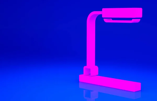 Rózsaszín Asztali lámpa ikon elszigetelt kék alapon. Minimalizmus koncepció. 3d illusztráció 3D render — Stock Fotó