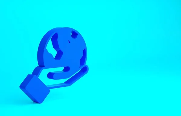 Голубая человеческая рука, держащая иконку земного шара изолирована на синем фоне. Концепция Save Earth. Концепция минимализма. 3D-рендеринг — стоковое фото