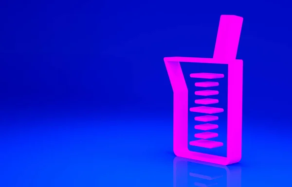 ピンク研究所のガラスウェアやビーカーアイコンは青の背景に隔離されています。最小限の概念。3Dイラスト3Dレンダリング — ストック写真
