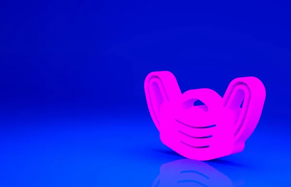 Rózsaszín orvosi védő maszk ikon elszigetelt kék alapon. Minimalizmus koncepció. 3d illusztráció 3D render — Stock Fotó