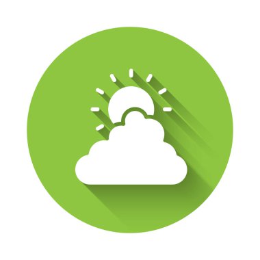 Beyaz Güneş ve bulut hava durumu ikonu uzun gölgeli arka plan izole edilmiş. Yeşil daire düğmesi. Vektör