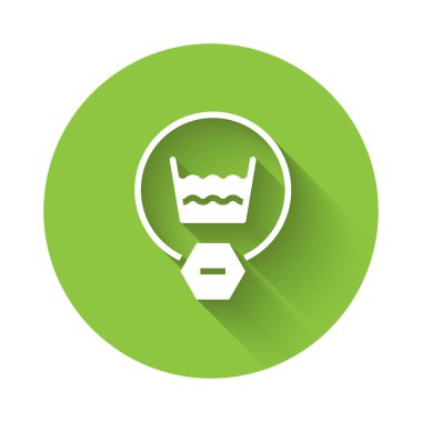 Uzun gölgeli beyaz çamaşır ikonu izole edilmiş. Yeşil daire düğmesi. Vektör