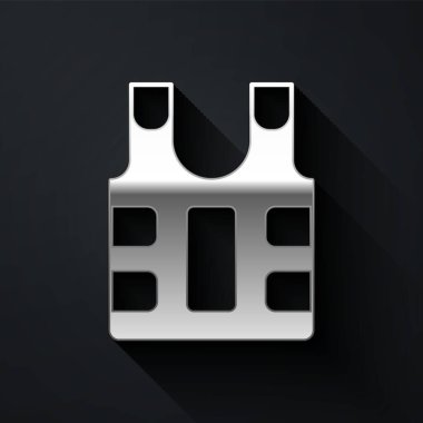 Siyah arka planda izole edilmiş kurşun ikonundan korunmak için gümüş kurşun geçirmez yelek. Vücut zırhı işareti. Askeri kıyafetler. Uzun gölge tarzı. Vektör