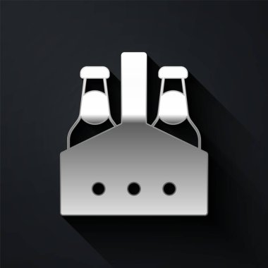 Siyah arka planda izole edilmiş gümüş bira şişesi ikonu paketi. Kutu bira kutusu tabelası. Uzun gölge tarzı. Vektör.