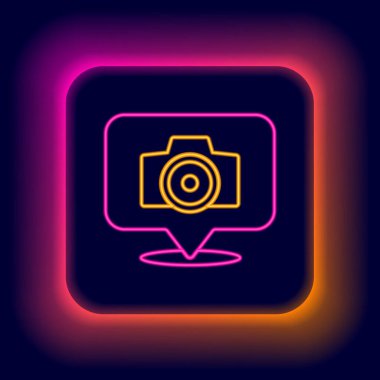 Parlayan neon hattı fotoğraf makinesi simgesi siyah arkaplanda izole edildi. Foto kamera. Dijital fotoğrafçılık. Renkli taslak konsepti. Vektör