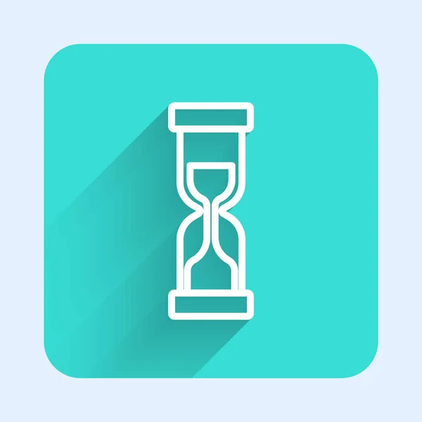 Línea blanca Reloj de arena antiguo con el icono de arena que fluye aislado con fondo de sombra larga. Señal de reloj de arena. Concepto de negocio y gestión del tiempo. Botón cuadrado verde. Vector — Vector de stock