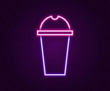 Parlayan neon hattı Milkshake simgesi siyah arkaplanda izole edildi. Kapaklı ve samanlı plastik bardak. Renkli taslak konsepti. Vektör